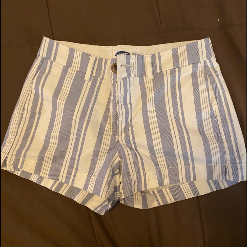Old Navy everyday short size 4. In perfect condition, never been worn.